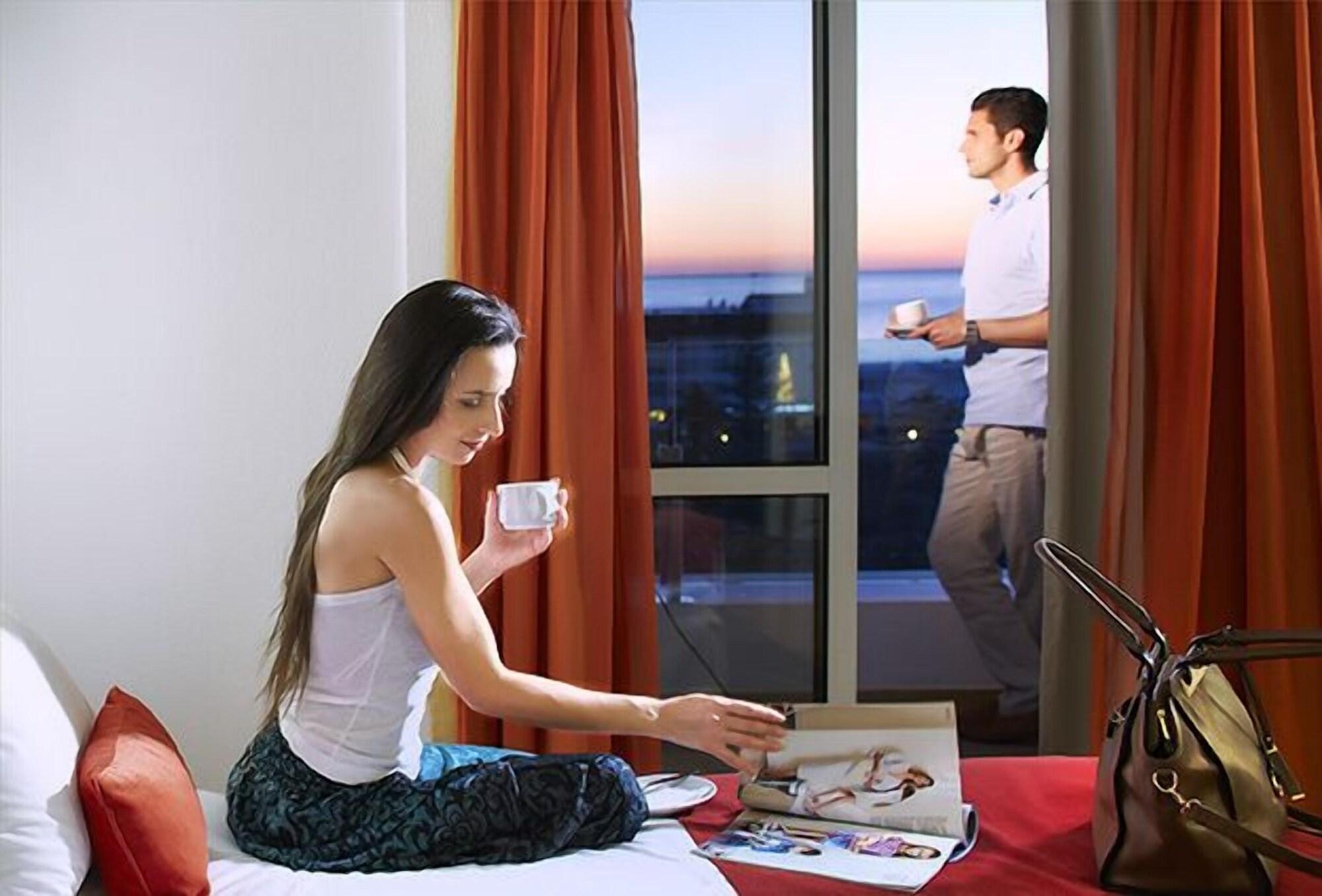 Alcazar Hotel & Spa Монте Гордо Екстериор снимка