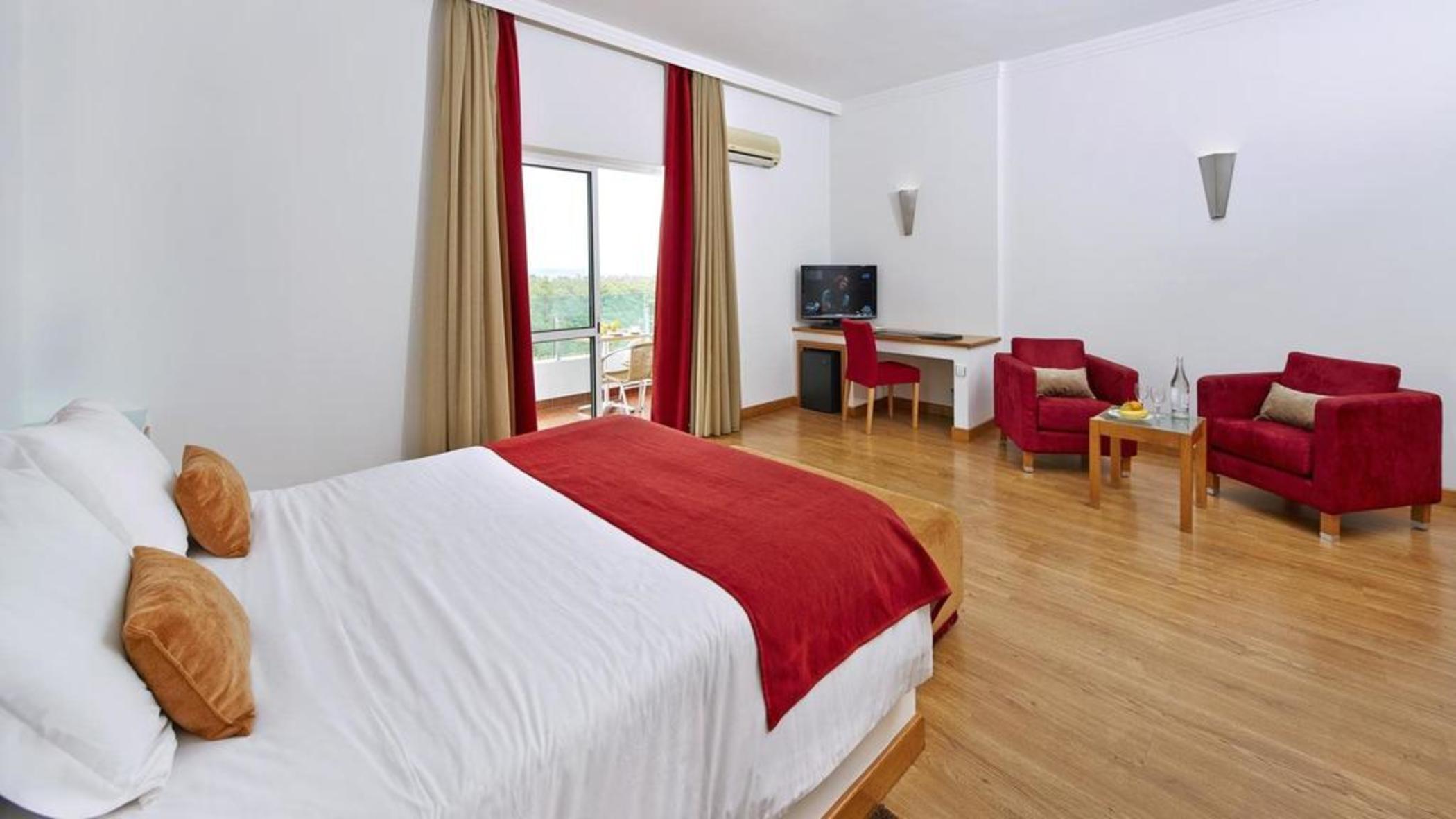 Alcazar Hotel & Spa Монте Гордо Екстериор снимка