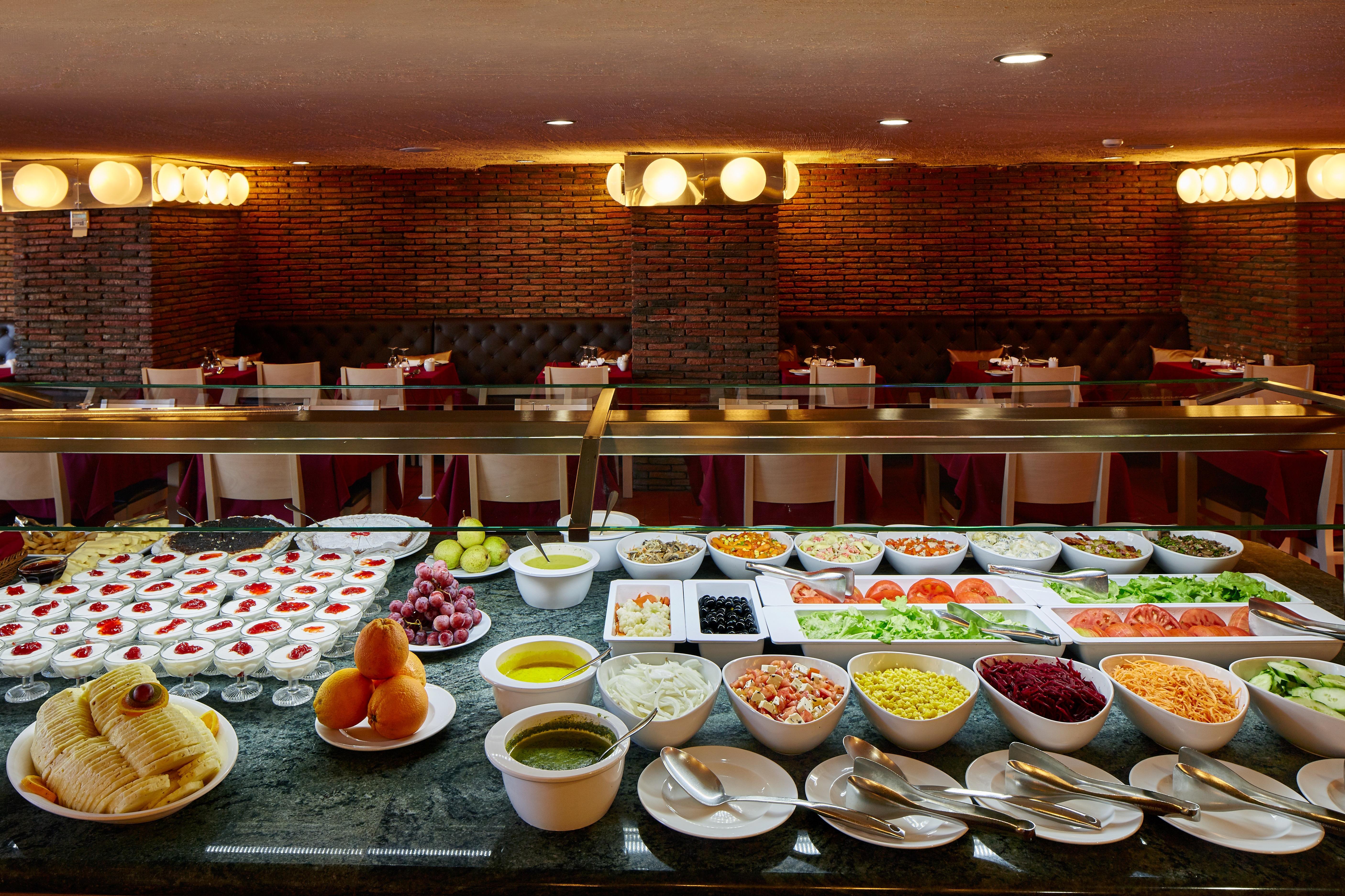 Alcazar Hotel & Spa Монте Гордо Екстериор снимка