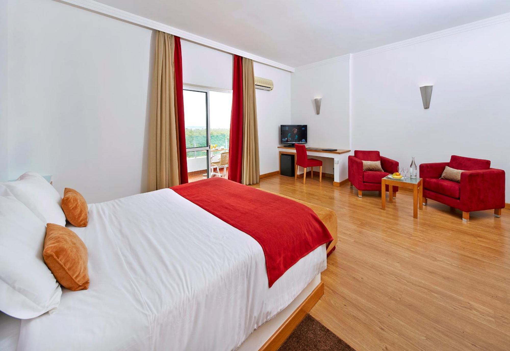 Alcazar Hotel & Spa Монте Гордо Екстериор снимка