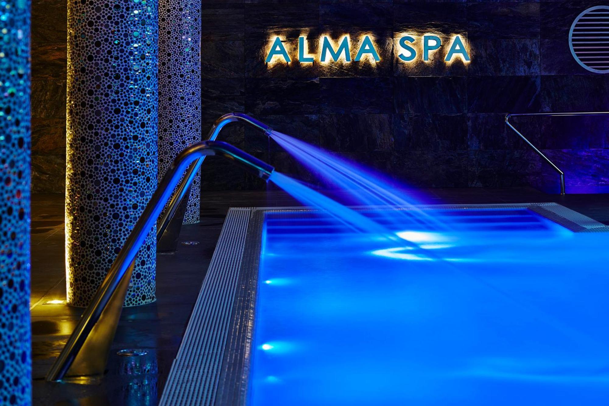 Alcazar Hotel & Spa Монте Гордо Екстериор снимка